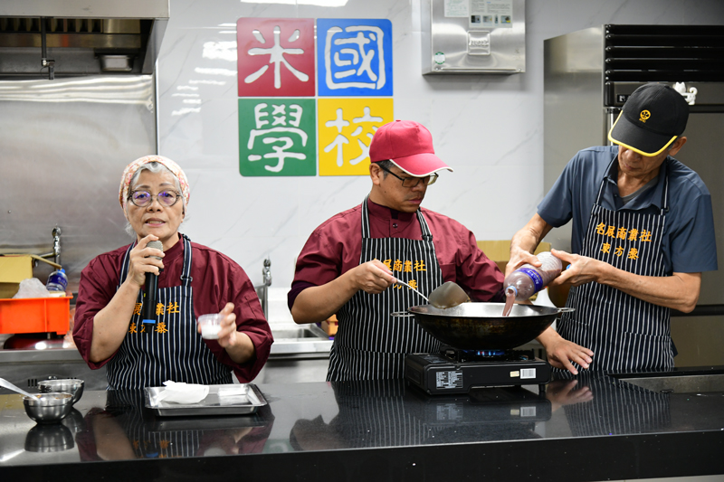 黃薇名老師上課情形