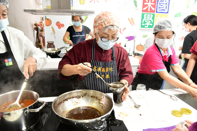 黃老師帶領學員製作樹豆罐頭