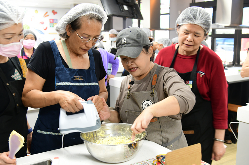 少妮媱 翁福樂老師帶領學員製作樹豆、洛神及臺灣藜口味手工餅乾