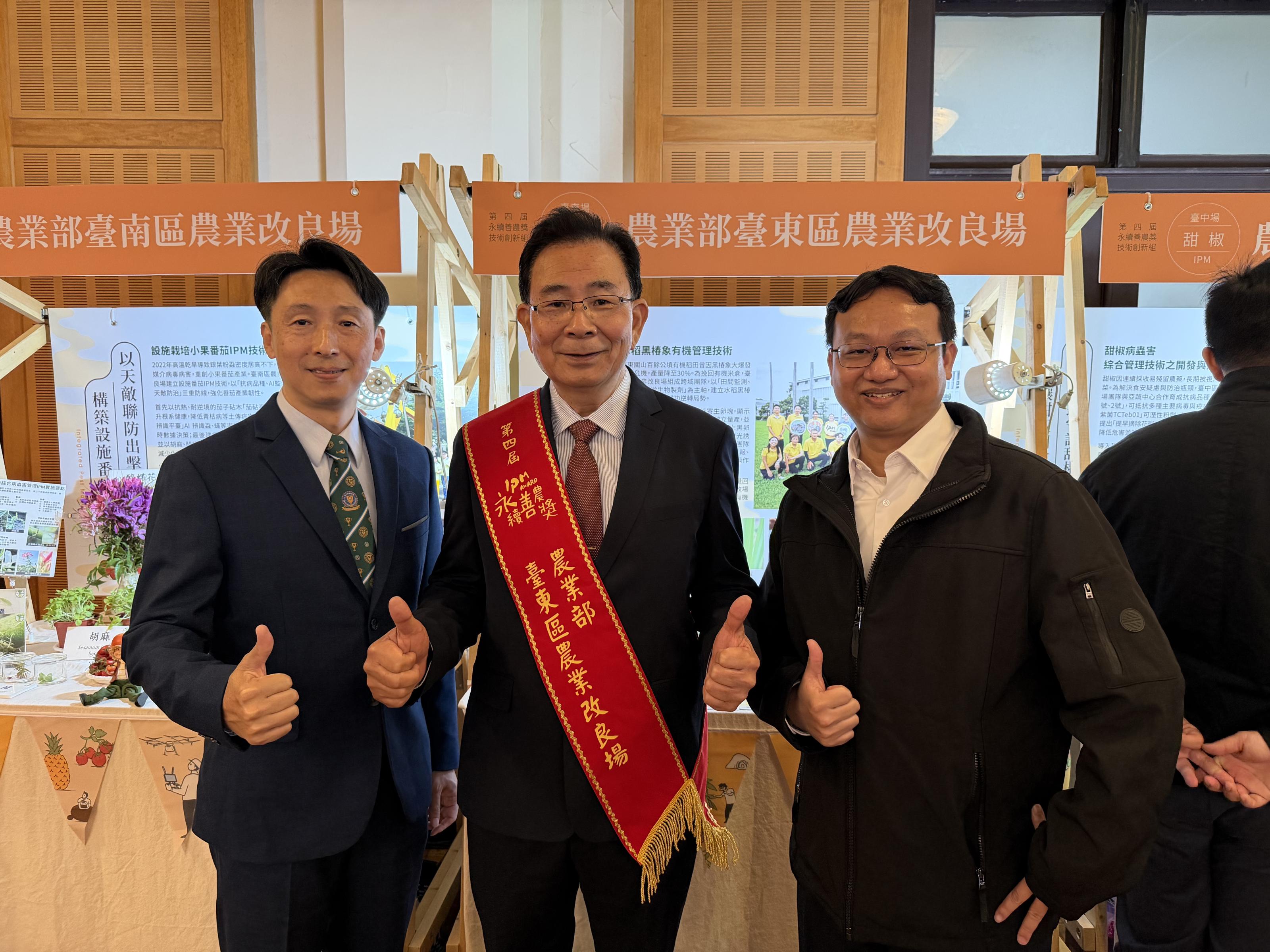 本場陳信言場長(中)與本場研究同仁合影。 本場陳信言場長(中)與本場研究同仁合影。