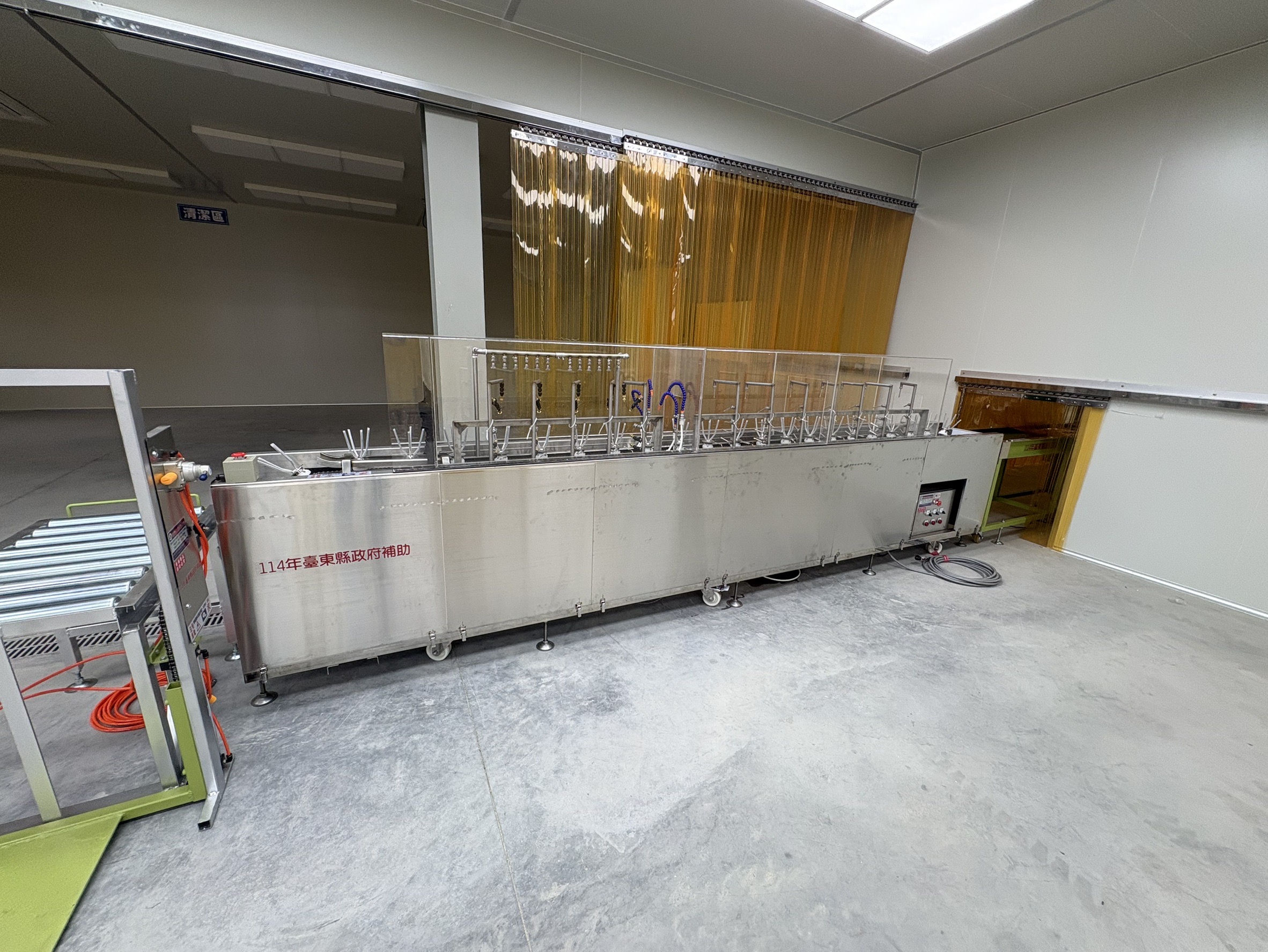 第二代鳳梨釋迦果實清潔機械安裝於集貨場情形 第二代鳳梨釋迦果實清潔機械安裝於集貨場情形