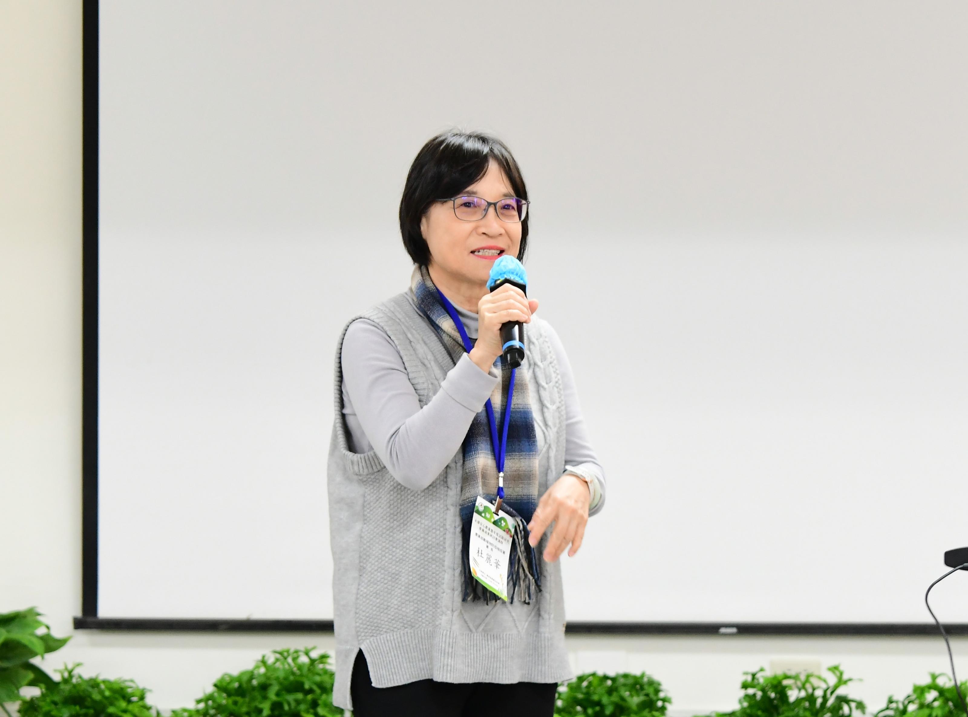 農業部動植物防疫檢疫署杜麗華署長表示化學農藥風險十年減半及植物診療師的推動亦與本次研討會主軸契合