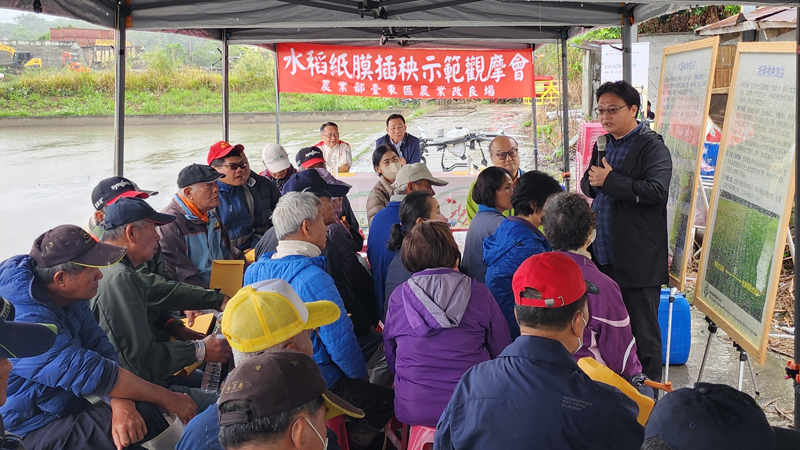 廖勁穎助理研究員講解水稻紙膜插秧技術之成本與抑草效益