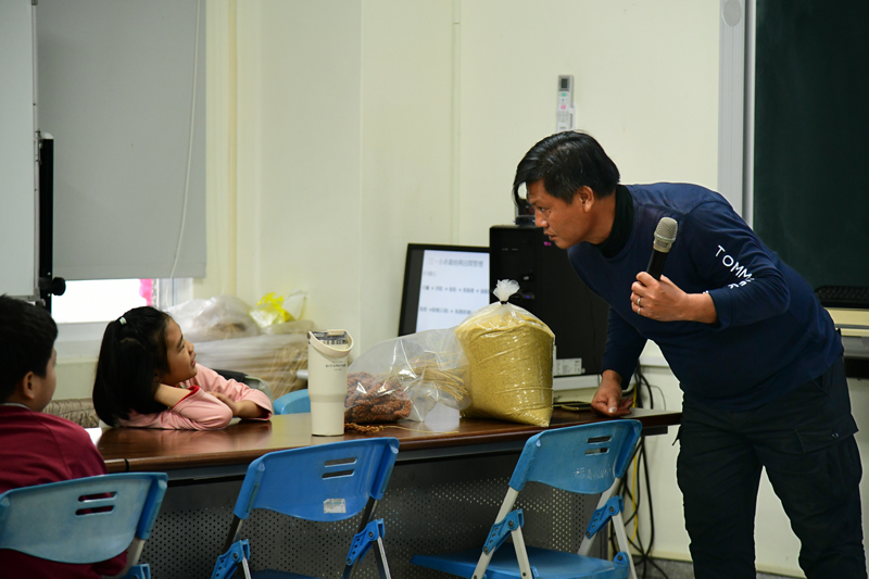 課程中講師與學生互動交流