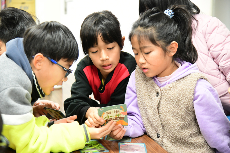 學生藉由卡牌遊戲學習小米知識