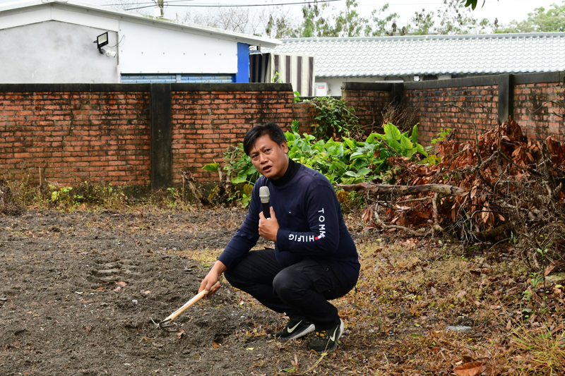講師示範小米播種及覆土