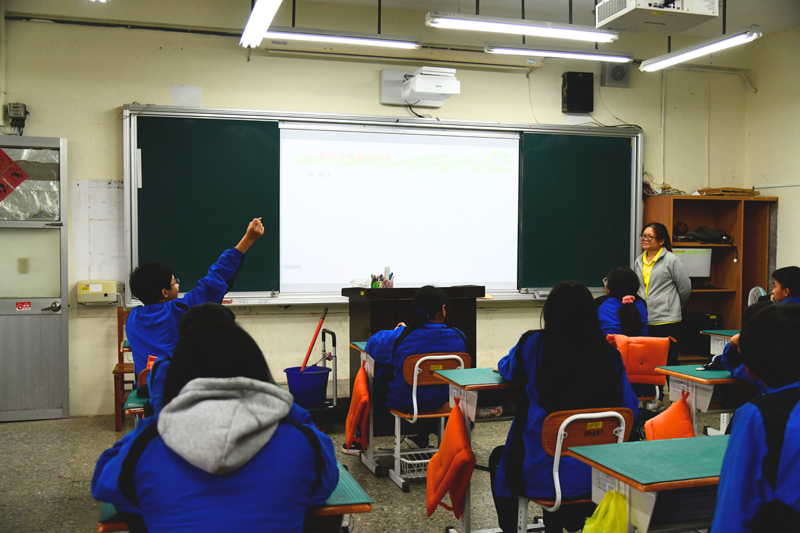 學生踴躍發言與講師互動情形