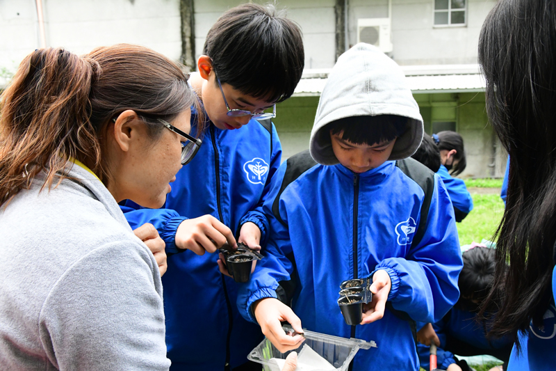 講師帶領學生進行種植體驗