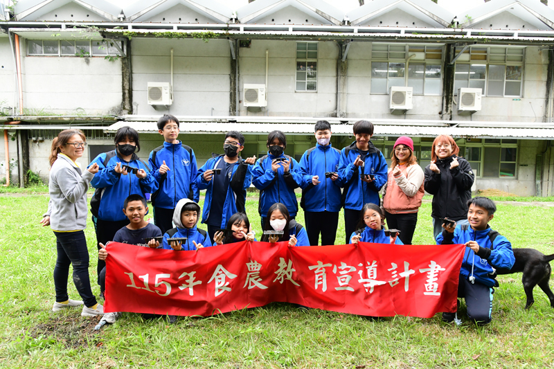 初鹿國中參與食農課程的師生大合照