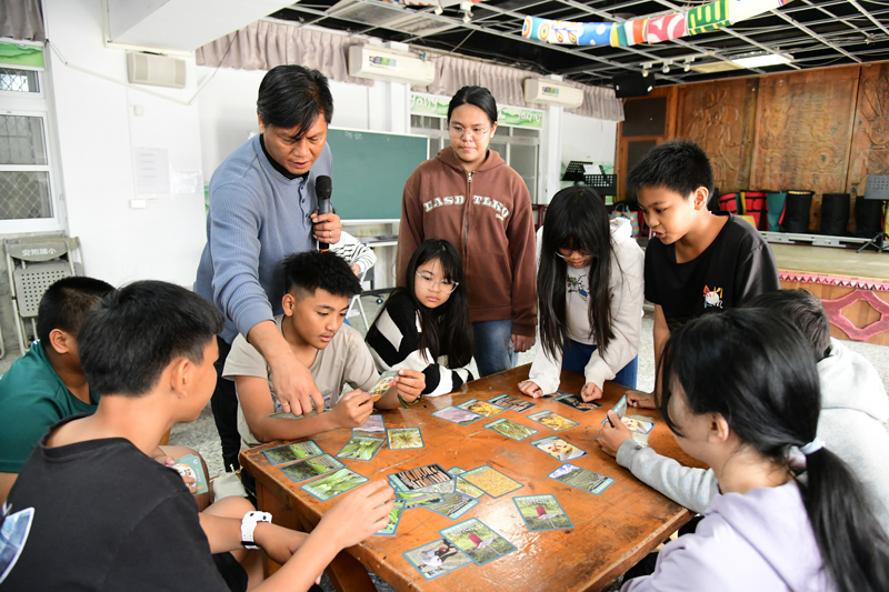 講師運用食農教育小米卡牌加深學習印象