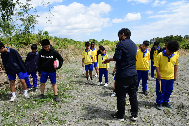 實作課講師指導學生種植的技巧