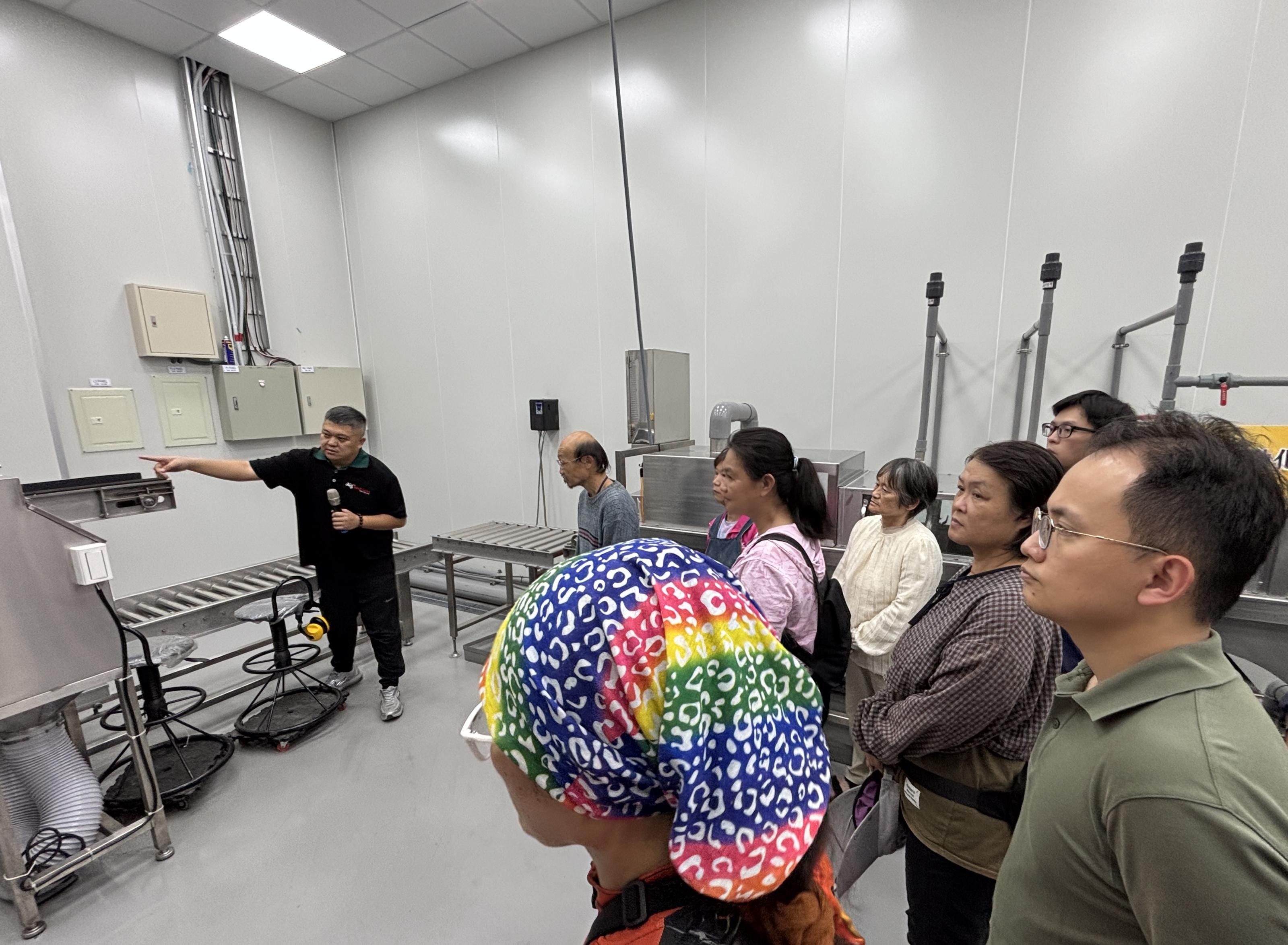 學員參訪山漾蔬果運銷合作社鳳梨釋迦冷鏈集貨包裝場，由王勇超經理(左1)講解鳳梨釋迦採後處理流程。