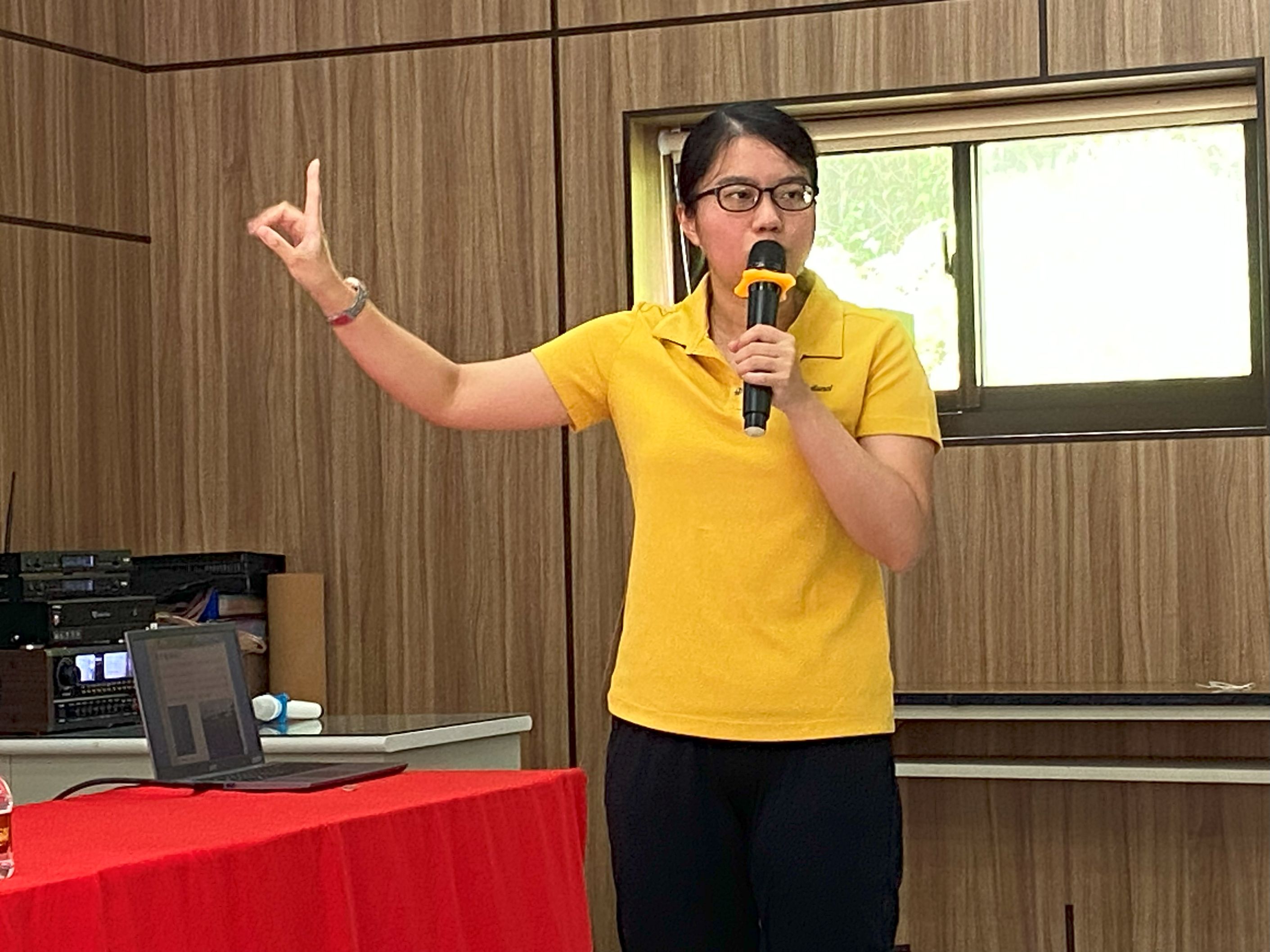 張方宜助理研究員介紹水稻病蟲害整合管理技術