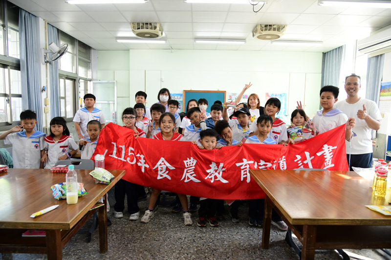 新生國小參與食農課程的師生大合照 新生國小參與食農課程的師生大合照