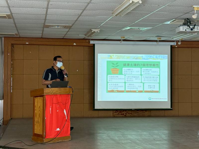 臺東農改場黃文益助理研究員講授「有機及友善環境耕作肥培管理技術」 臺東農改場黃文益助理研究員講授「有機及友善環境耕作肥培管理技術」