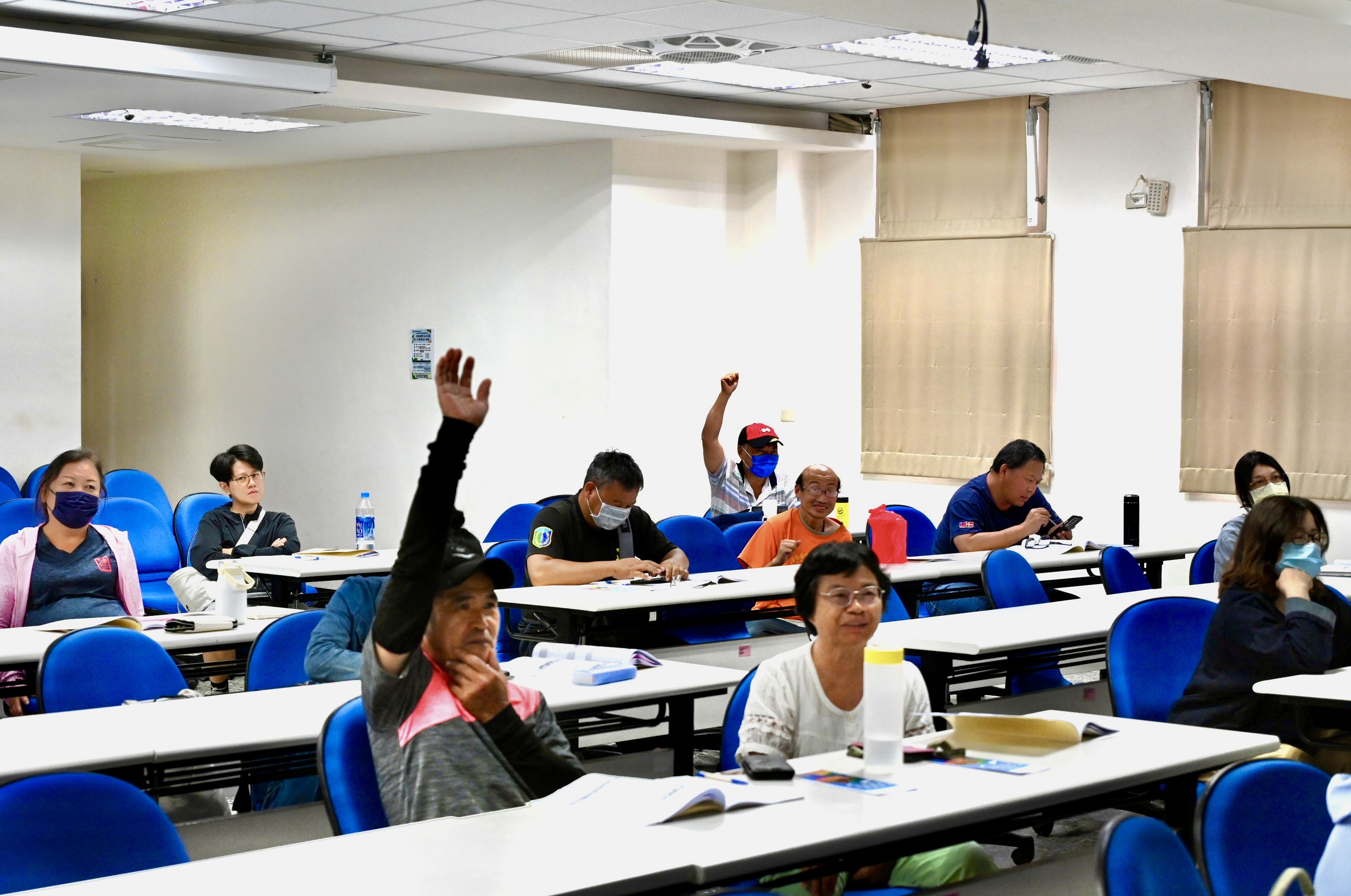 農友專心聽講並踴躍發問