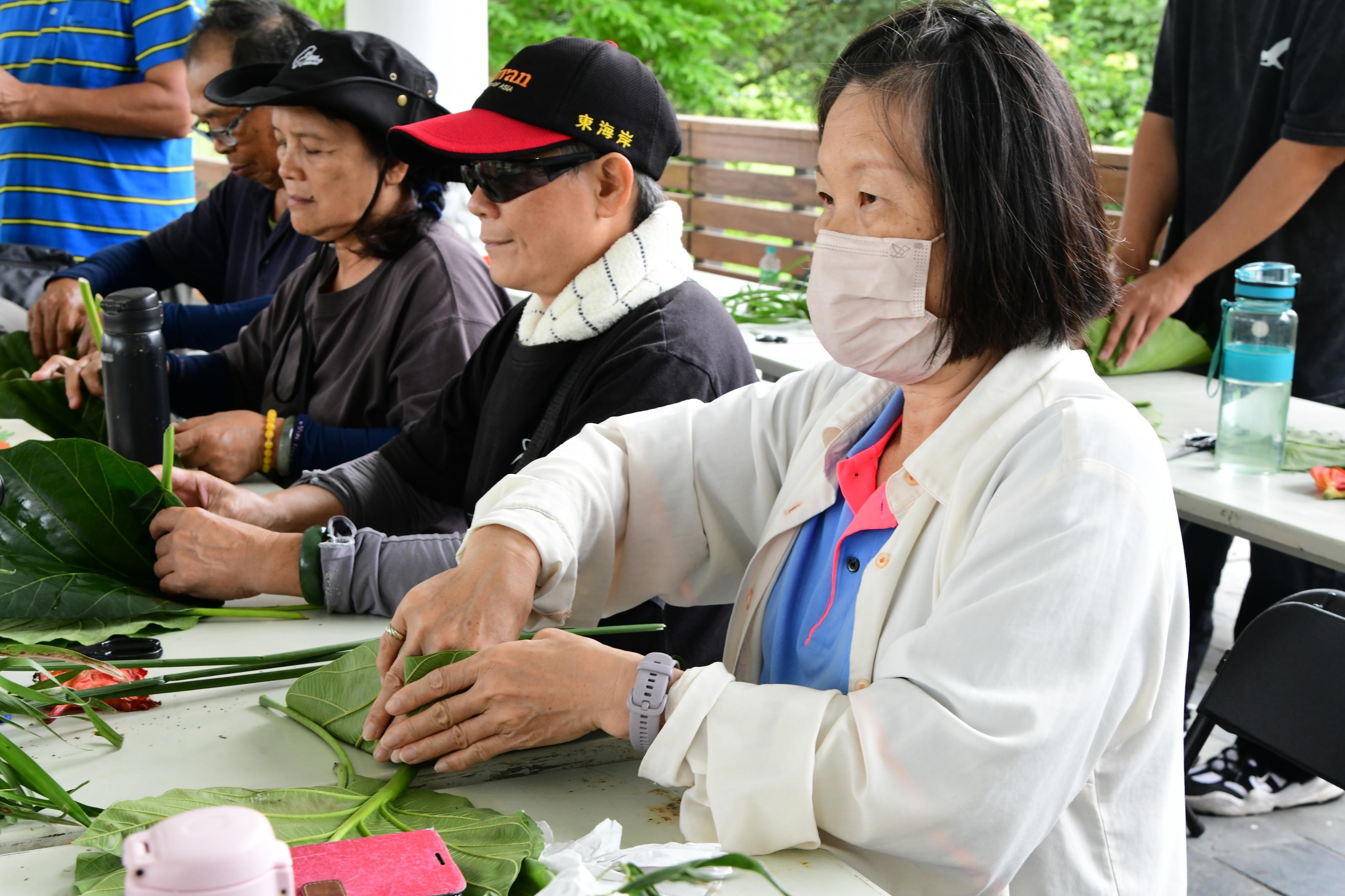 學員進行自然食器實作課程情形