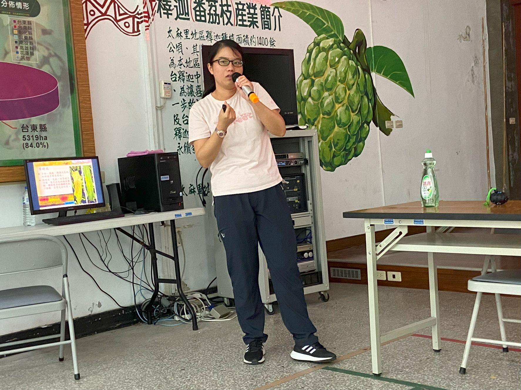 張方宜助理研究員介紹小米及洛神葵病蟲害整合管理技術 張方宜助理研究員介紹小米及洛神葵病蟲害整合管理技術