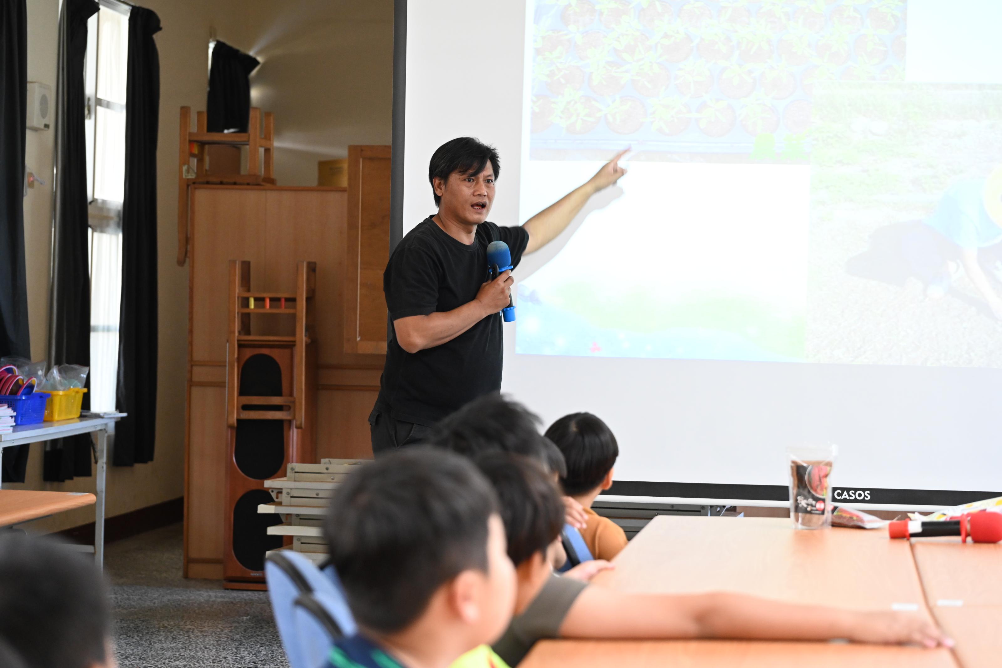 青農林建中講師介紹臺灣藜的栽培知識
