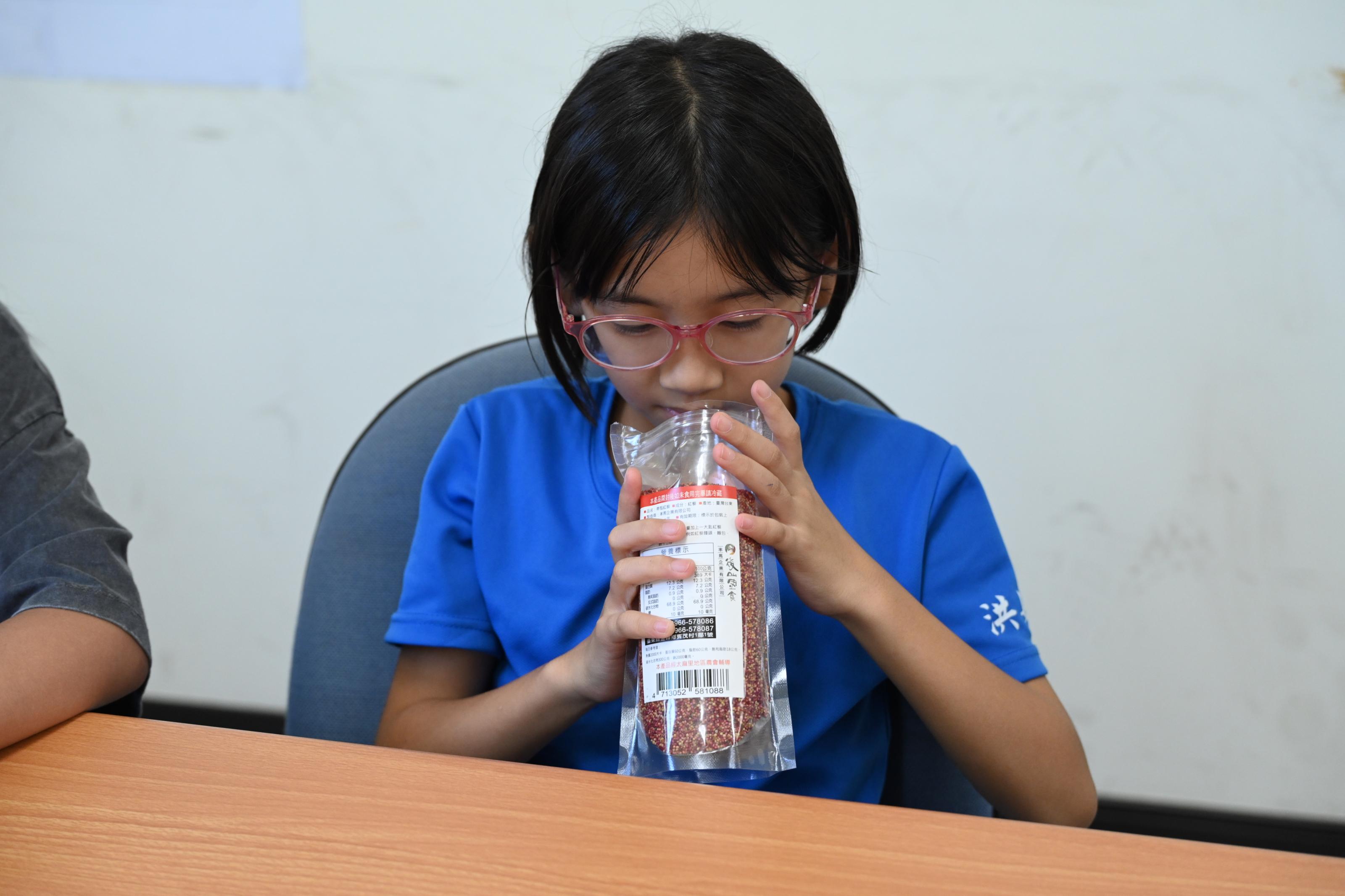 學生以感官體驗認識臺灣藜