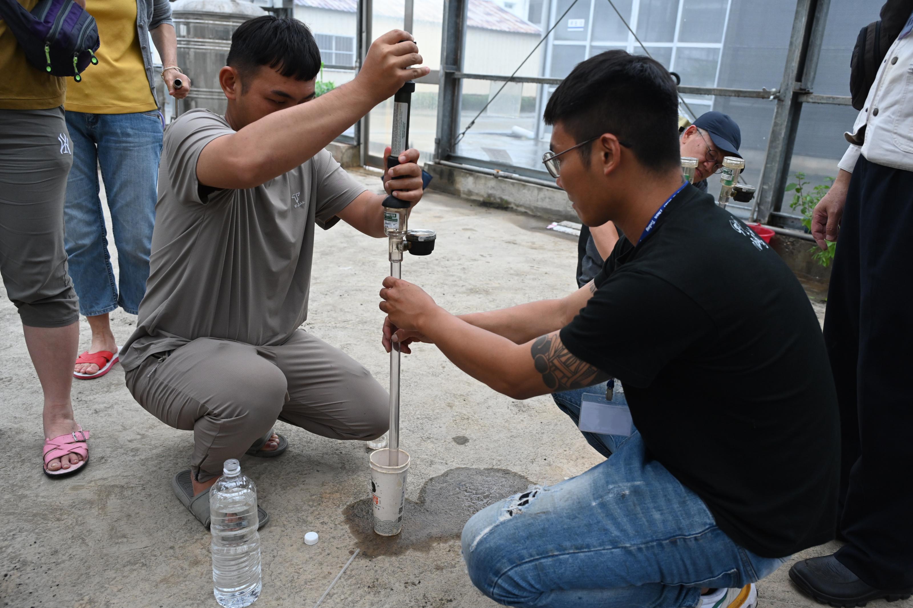 學員實際設置土壤水分張力計及學習如何判讀 學員實際設置土壤水分張力計及學習如何判讀
