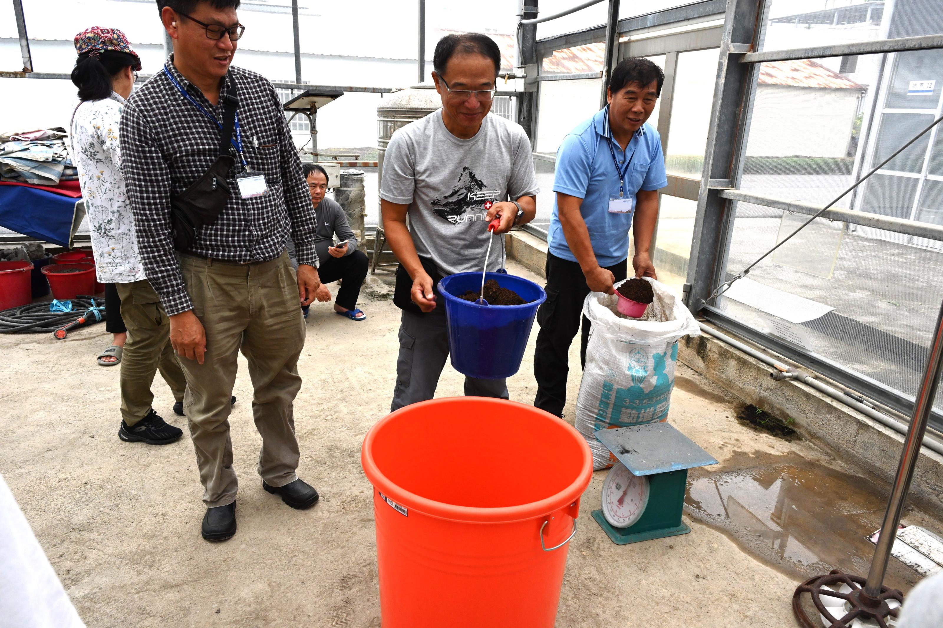 學員實際製作堆肥及有機液肥情形 學員實際製作堆肥及有機液肥情形