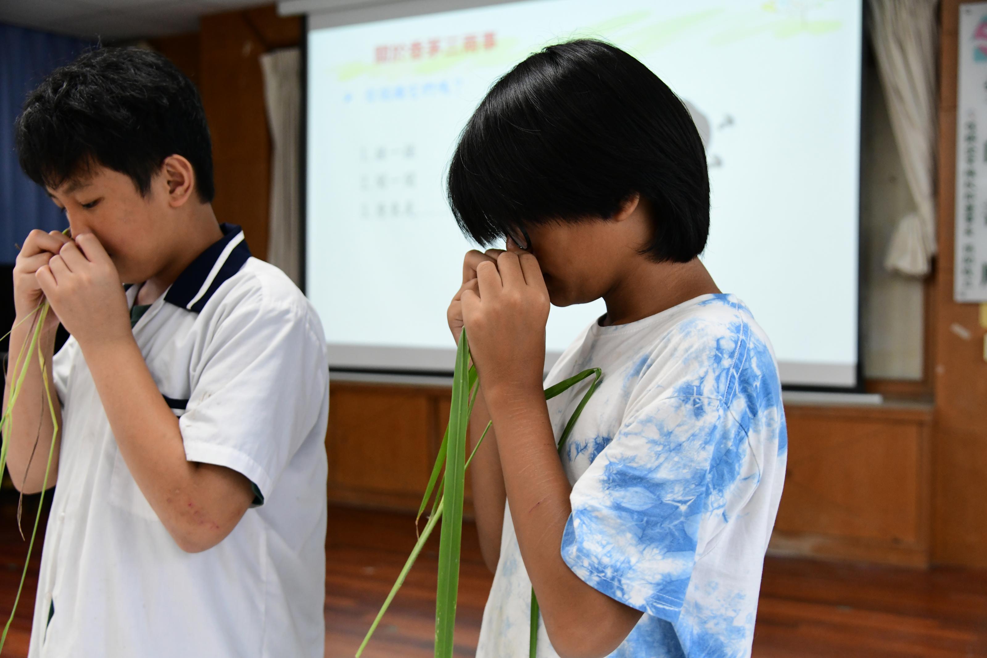 學生進行嗅聞體驗