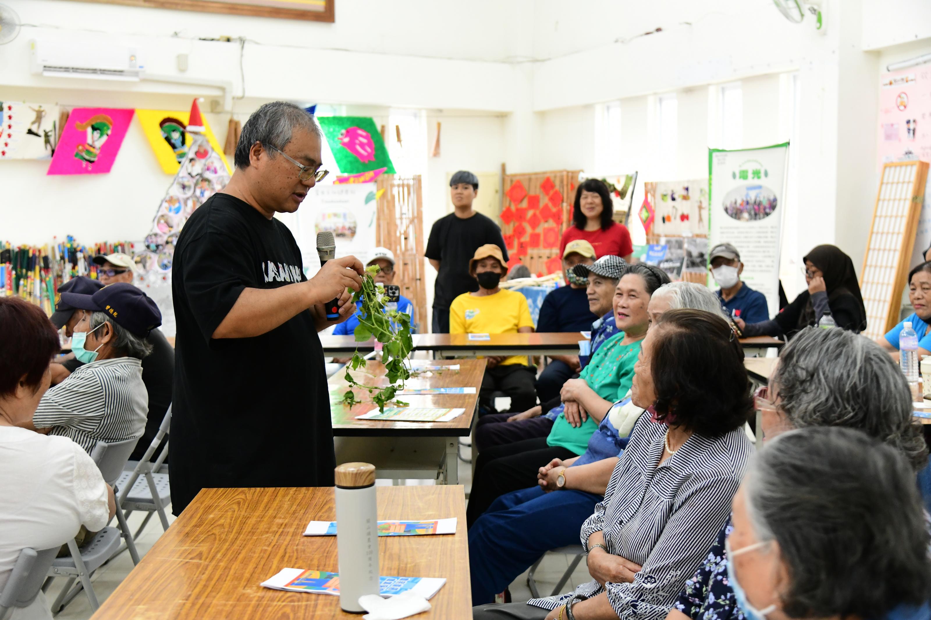臺東大學張育銓教授帶領部落族人認識部落農田周邊生態資源
