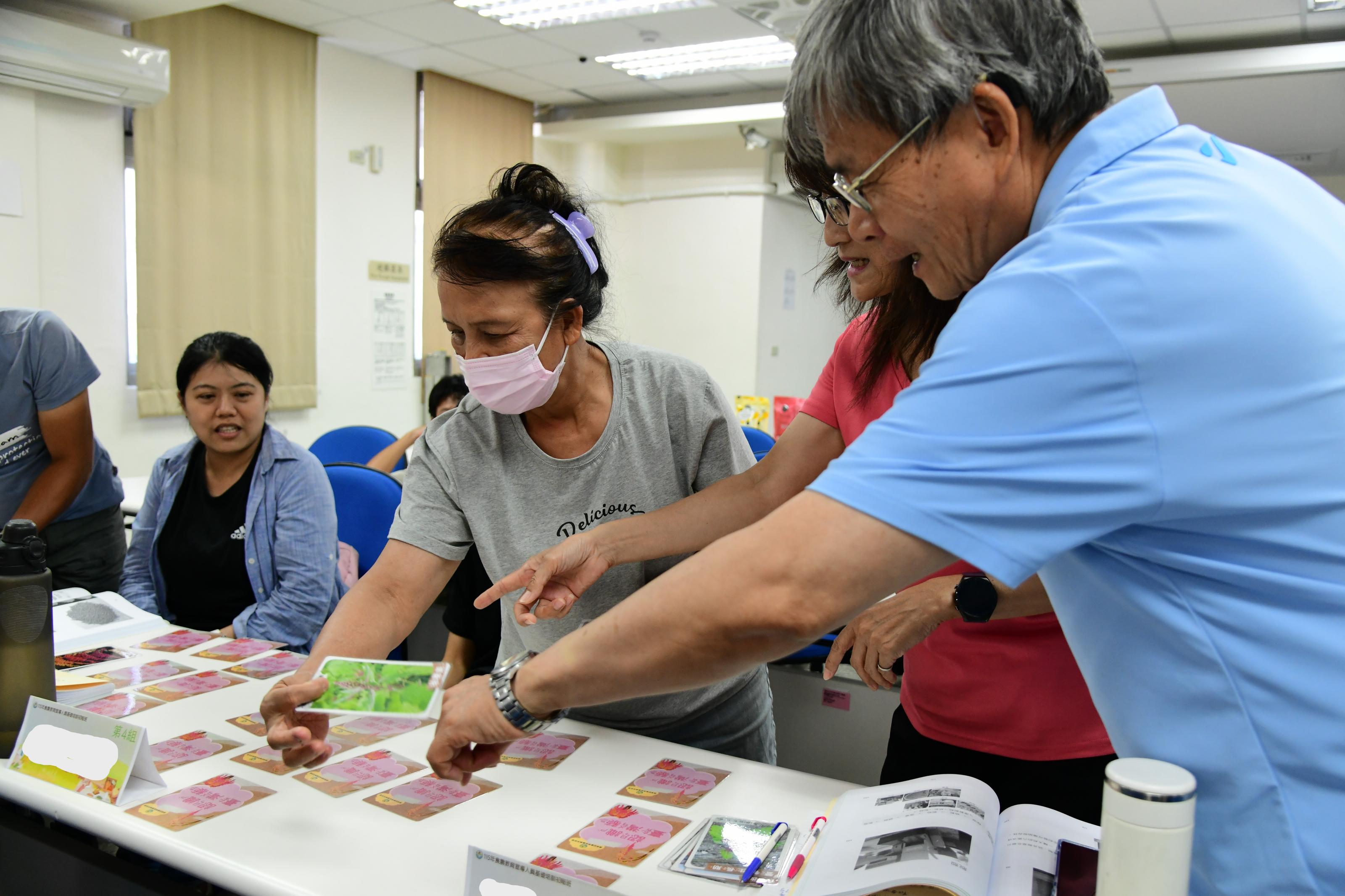 學員實際體驗食農教育卡牌遊戲