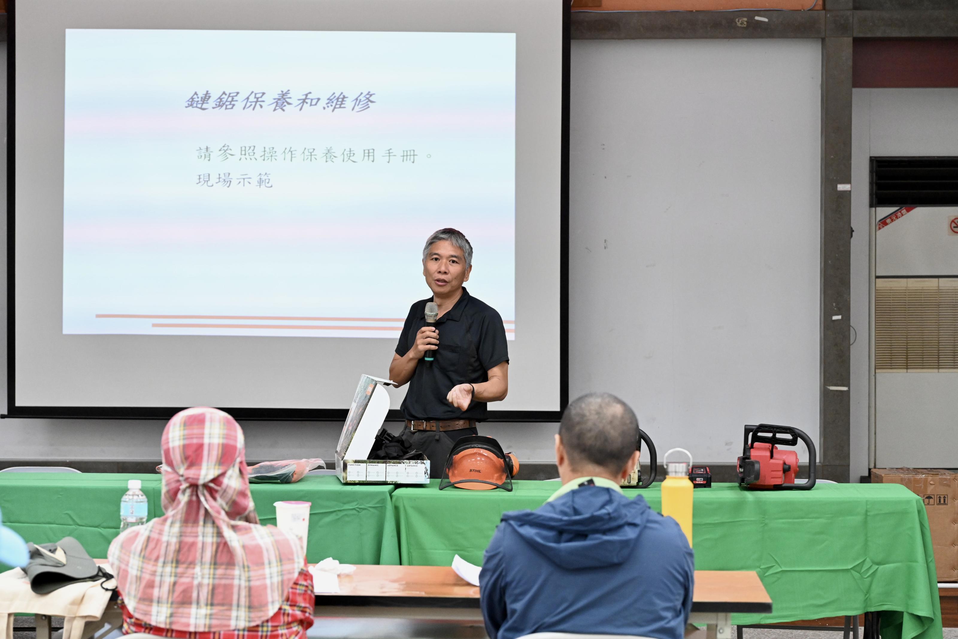 黃政龍副研究員講述農機具操作及保養
