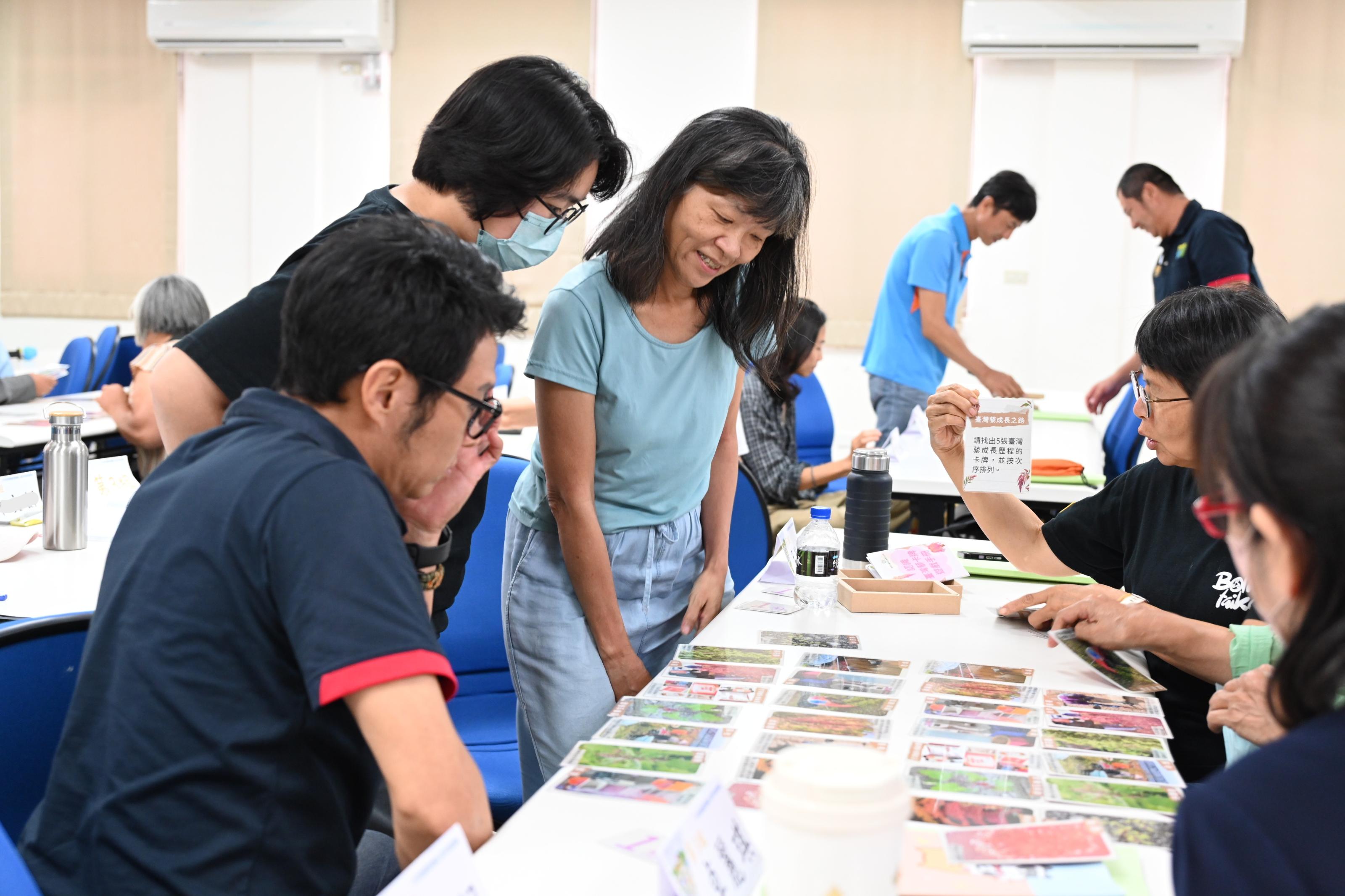 學員運用卡牌互動遊戲學習臺灣藜知識