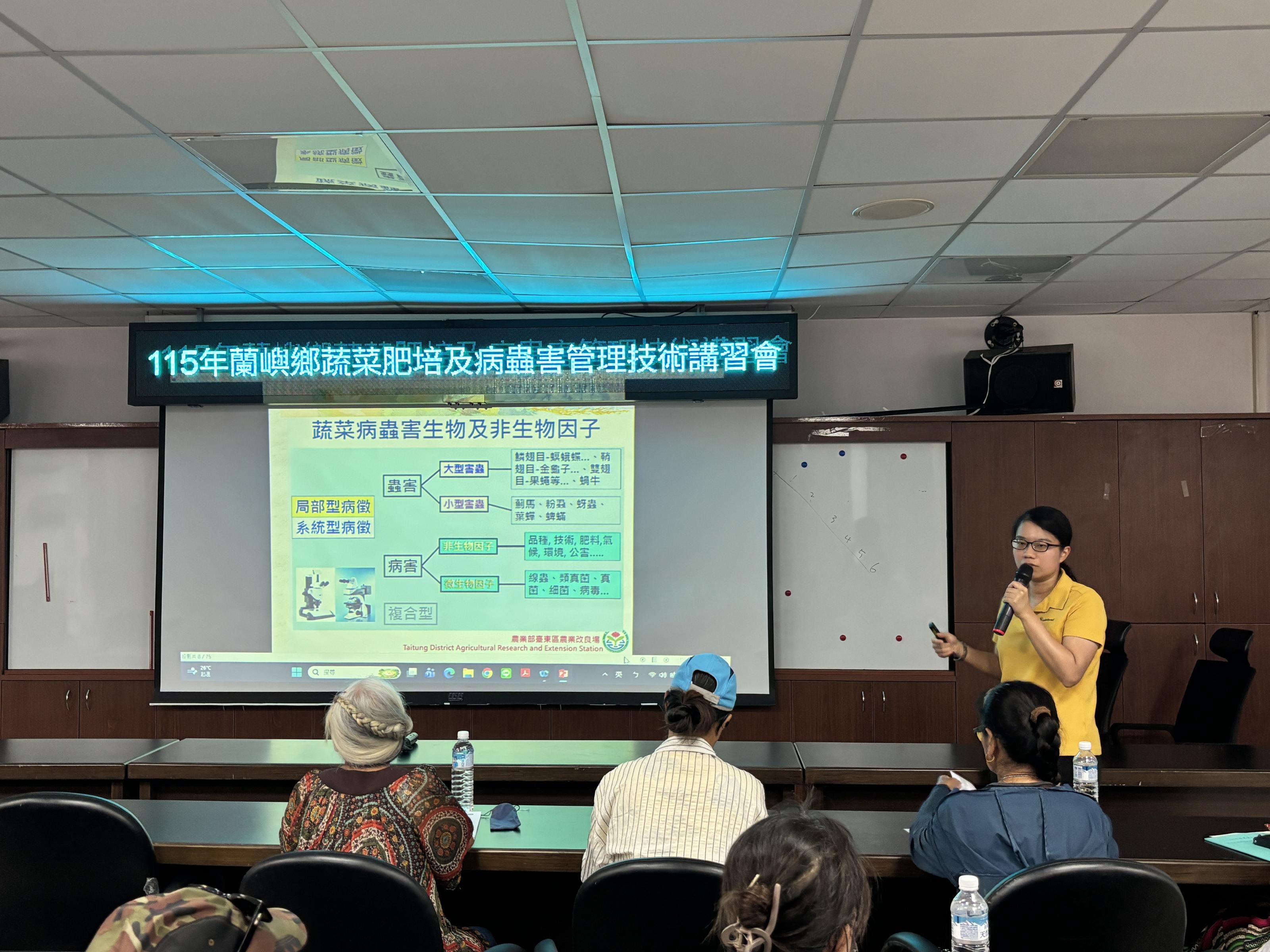 臺東農改場張方宜助理研究員講解蔬菜病蟲害整合管理技術