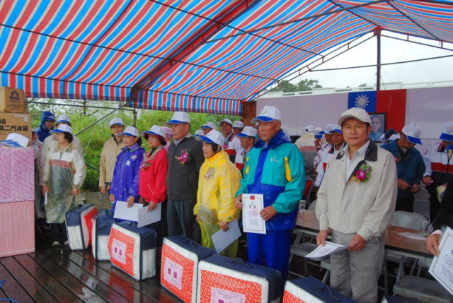黃場長 3 月 14 日 參加長濱鄉農民節，頒獎予受獎農民後合影留念。