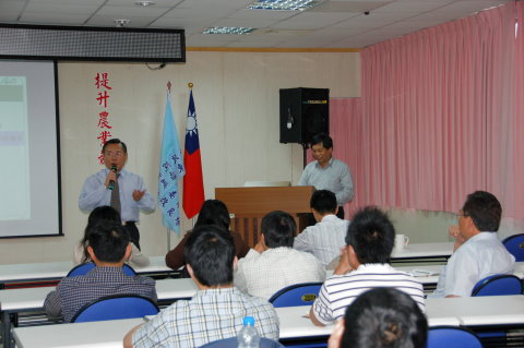 會議由黃場長㯖昌（左）主持，農業科技產業策進辦公室施主任純榮（右）講述內容。