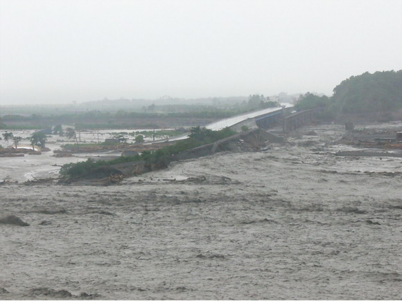 太麻里主要農業區遭潰堤洪流沖毀和淹沒