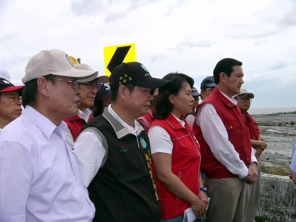 總統馬英九到臺東勘災，黃場長代表農委會陪同參加簡報