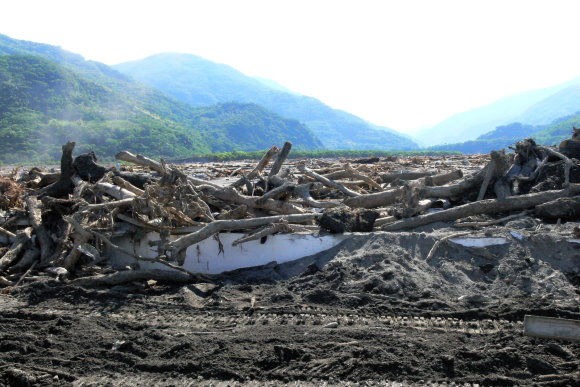 原是太麻里農業精華區，如今遭河水沖毀成河道，並散布漂流木。