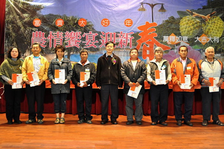 臺東場林場長與臺東縣99年度優秀農友合影
