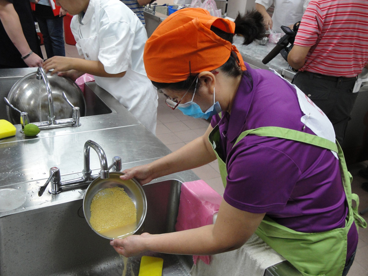 參賽選手準備當地食材小米供烘焙配料理時使用