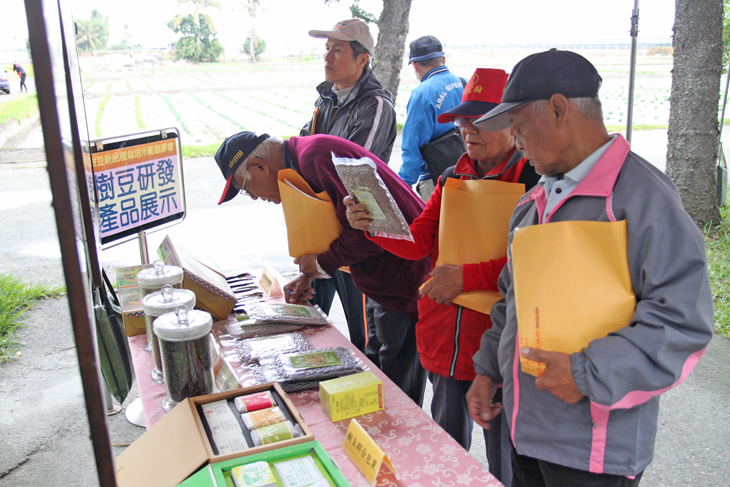 參加民眾觀看樹豆開發相關產品 參加民眾觀看樹豆開發相關產品