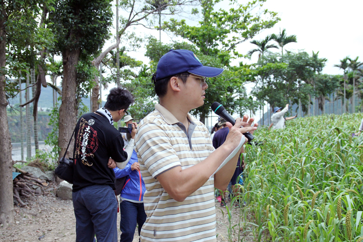 臺東場曾祥恩技佐介紹太陽能人型驅鳥器機具