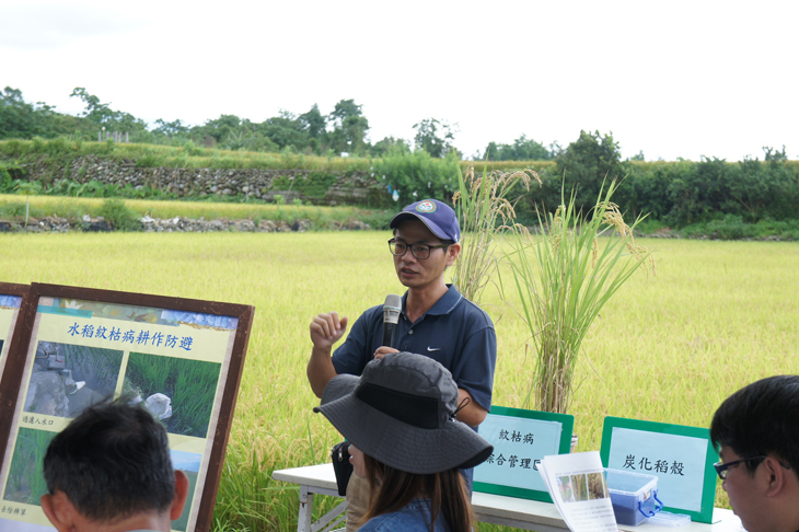 林駿奇助理研究員說明有機水稻紋枯病綜合防治技術