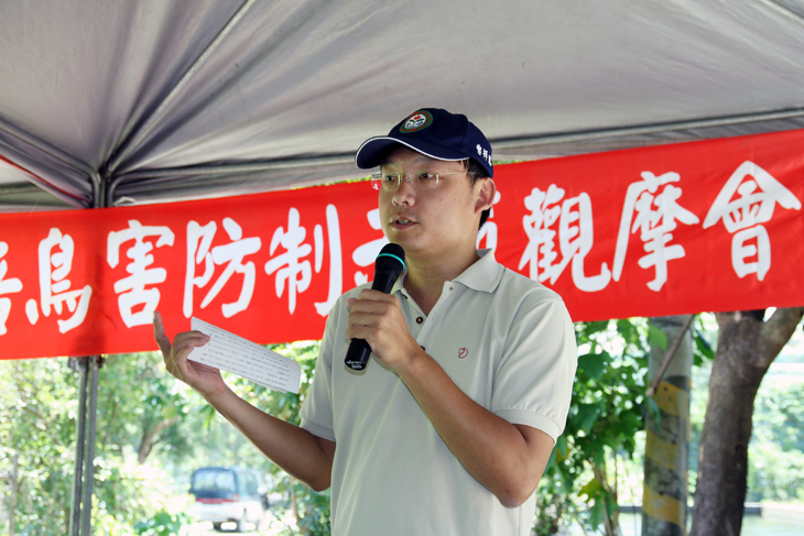 臺東場曾祥恩技佐介紹太陽能人型驅鳥器機具