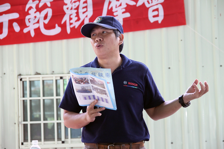 黃政龍副研究員講解鑽穴式洛神葵去籽機 黃政龍副研究員講解鑽穴式洛神葵去籽機