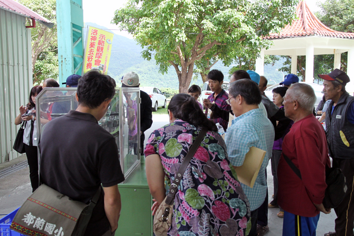 鑽穴式洛神葵去籽機實際操作情形 鑽穴式洛神葵去籽機實際操作情形