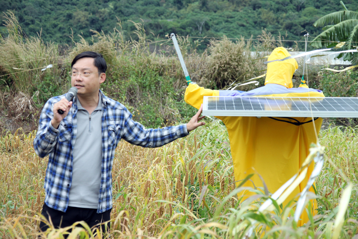 臺東場曾祥恩技佐介紹太陽能人型驅鳥器機具