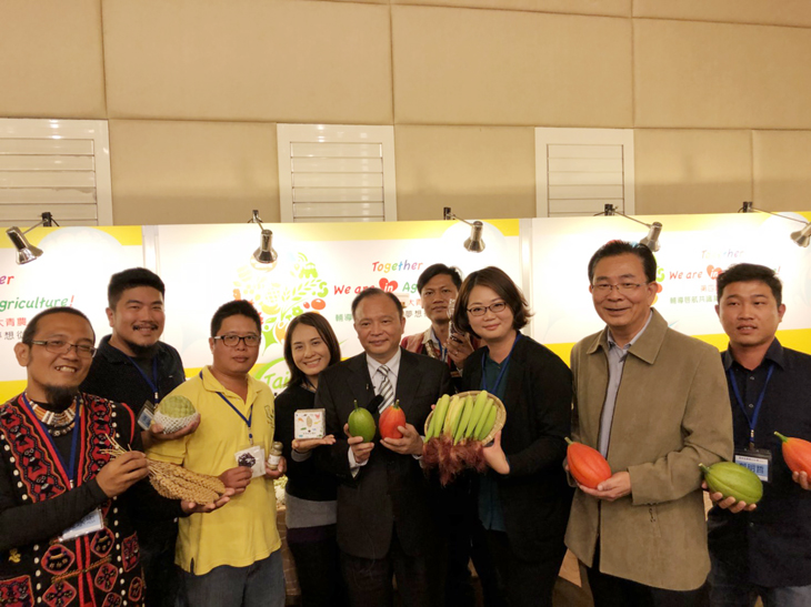 林主任委員聰賢於臺東青農展示攤位合影