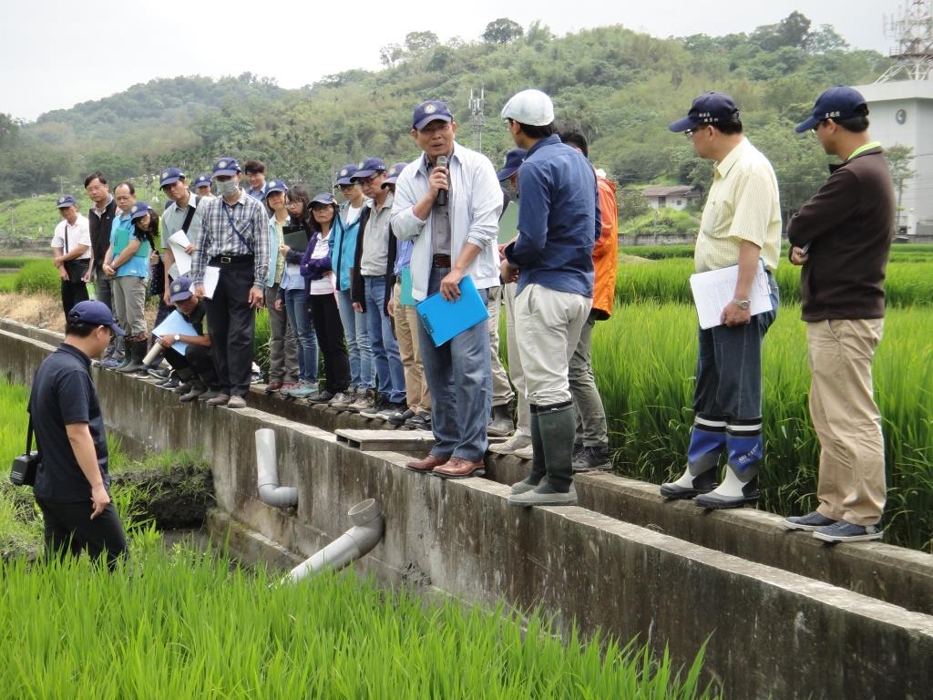 陳信言場長指導農友水稻栽培生態農業永續經營