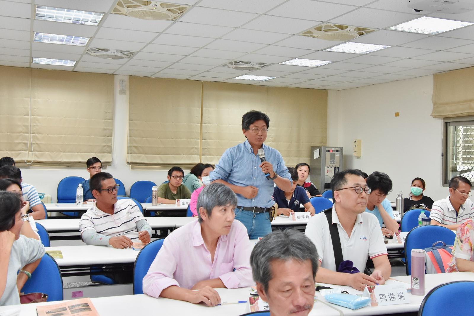 學員於座談會上踴躍發言 學員於座談會上踴躍發言