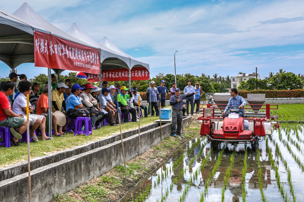 黃政龍副研究員介紹附掛式水田除草兼施肥機械 黃政龍副研究員介紹附掛式水田除草兼施肥機械
